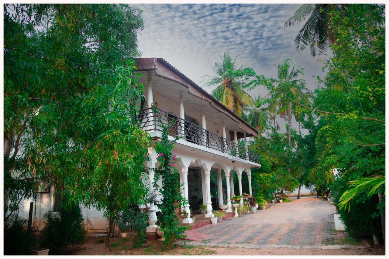 French Garden Resort Uppuveli Ngoại thất bức ảnh