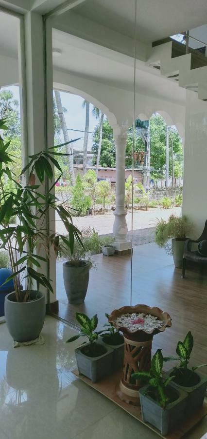 French Garden Resort Uppuveli Ngoại thất bức ảnh